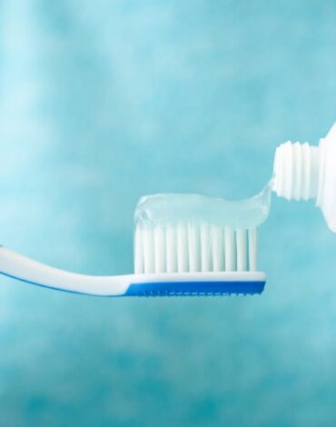 Diş fırçalarken yapılan hataları gösteren ağız bakım görseli.