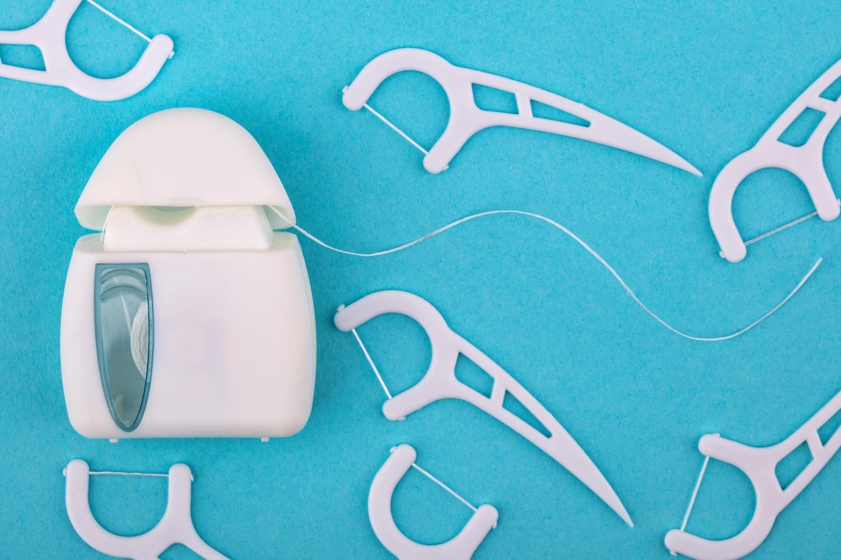 Diş ipi kullanımının önemini ve doğru kullanım tekniklerini anlatan bilgilendirici görsel.