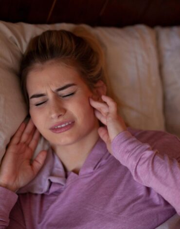 Diş gıcırtısının stres ve günlük yaşamla olan ilişkisini gösteren bilgilendirici görsel.