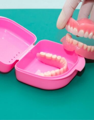 Diş protezlerinde konforu belirleyen ağız yapısı, uyum ve kullanım alışkanlıklarını gösteren bilgilendirici görsel.