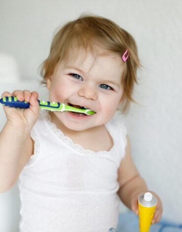 Emzik ve biberon kullanımının çocuklarda diş gelişimi ve ağız yapısı üzerindeki etkilerini gösteren bilgilendirici görsel.