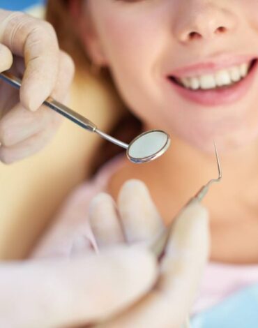 Hassas dişlerde soğuk ve sıcak uyaranlara karşı oluşan reaksiyonları ve günlük bakım uygulamalarını gösteren bilgilendirici görsel.