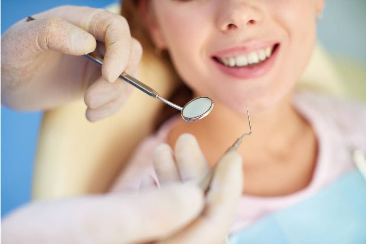 Hassas dişlerde soğuk ve sıcak uyaranlara karşı oluşan reaksiyonları ve günlük bakım uygulamalarını gösteren bilgilendirici görsel.