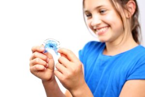 Çene gelişimi bozukluklarının erken dönem belirtilerini ve yüz–çene ilişkisini gösteren bilgilendirici görsel.