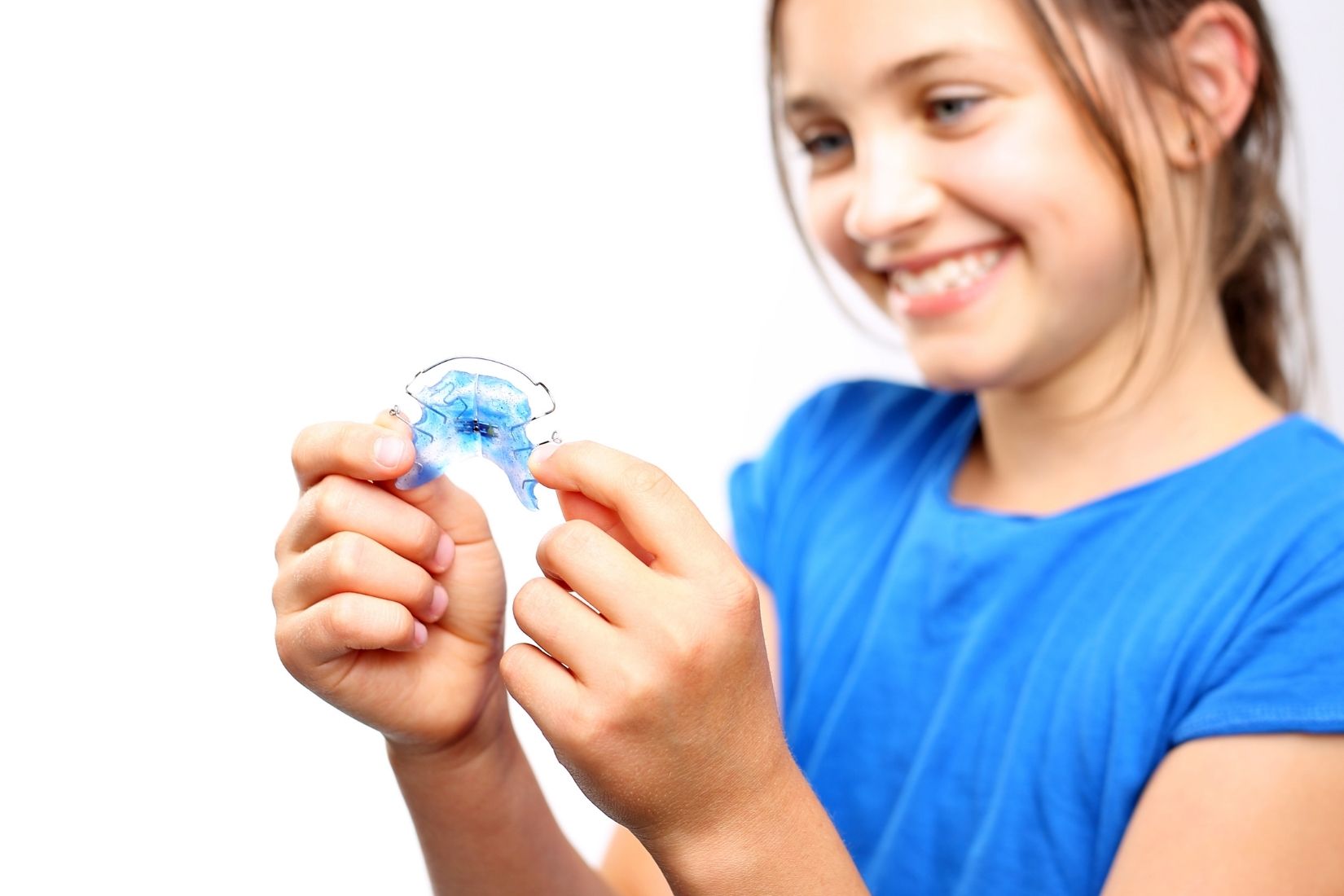 Çene gelişimi bozukluklarının erken dönem belirtilerini ve yüz–çene ilişkisini gösteren bilgilendirici görsel.