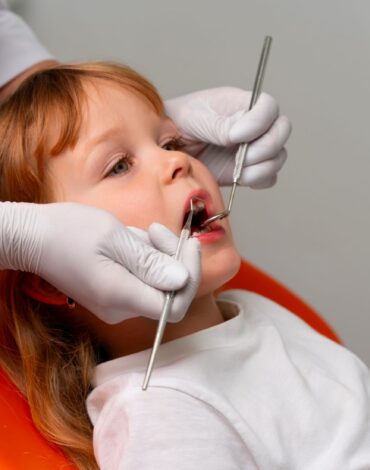 Bebeklerde diş çıkarma sürecini ve bu dönemde ağız bakımına dikkat edilmesi gereken noktaları gösteren bilgilendirici görsel.