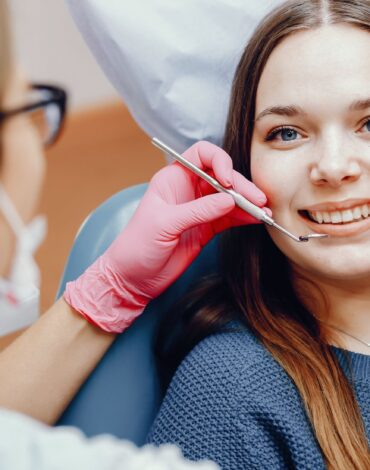 Estetik diş hekimliği uygulamaları: Zirkonyum kaplama, lamine diş ve implant tedavisi öncesi-sonrası karşılaştırmalı gülüş tasarımı görseli.