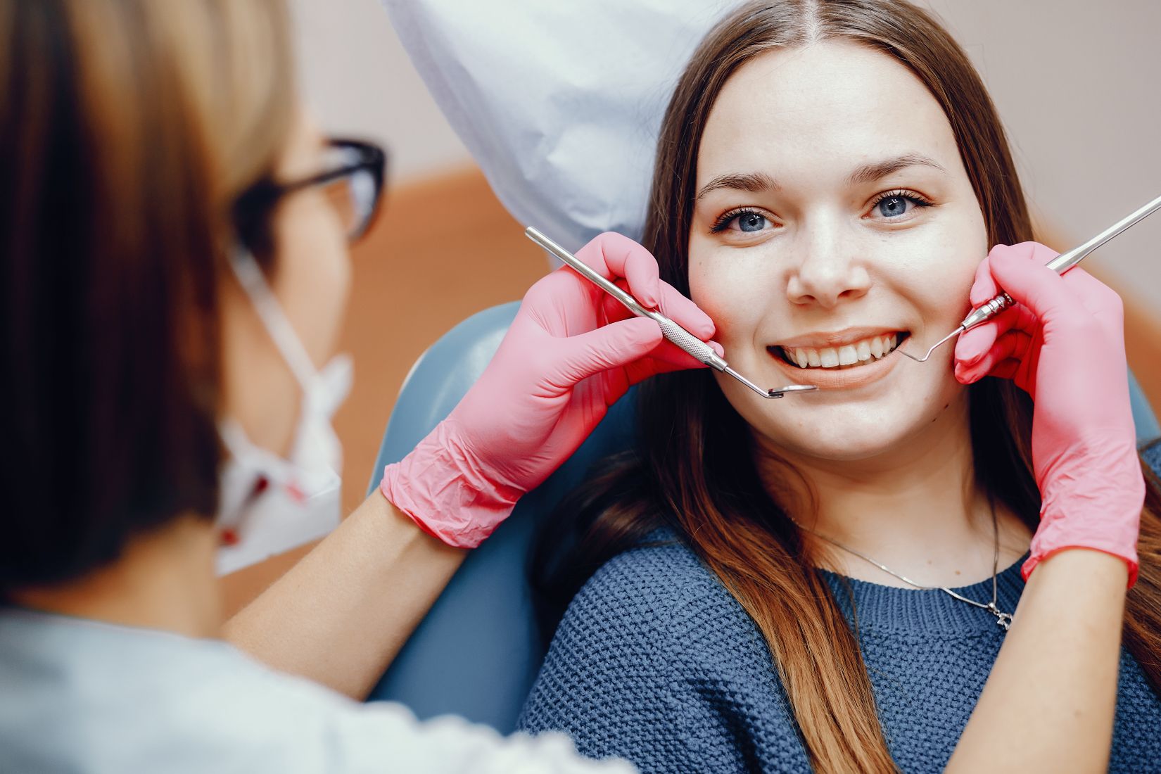 Estetik diş hekimliği uygulamaları: Zirkonyum kaplama, lamine diş ve implant tedavisi öncesi-sonrası karşılaştırmalı gülüş tasarımı görseli.