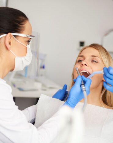 Diş eti hastalığı ve plak birikimine bağlı ağız kokusunu gösteren bilgilendirici ağız içi görsel.