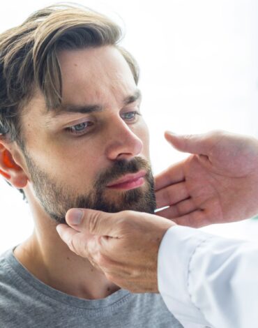 Çene ekleminin anatomisini ve çene eklem rahatsızlıklarında görülebilen belirtileri gösteren bilgilendirici görsel.