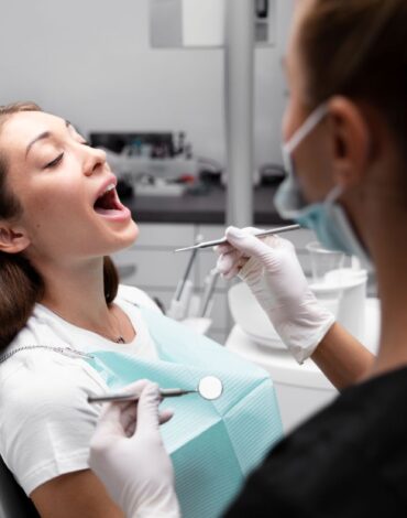 Sıcak ve soğuk uyaranlara karşı hassasiyet gösteren diş yapısını anlatan bilgilendirici görsel.