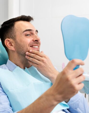 Çene kemiğine yerleştirilen dental implantın yapısını ve çevre dokularla ilişkisini gösteren bilgilendirici görsel.