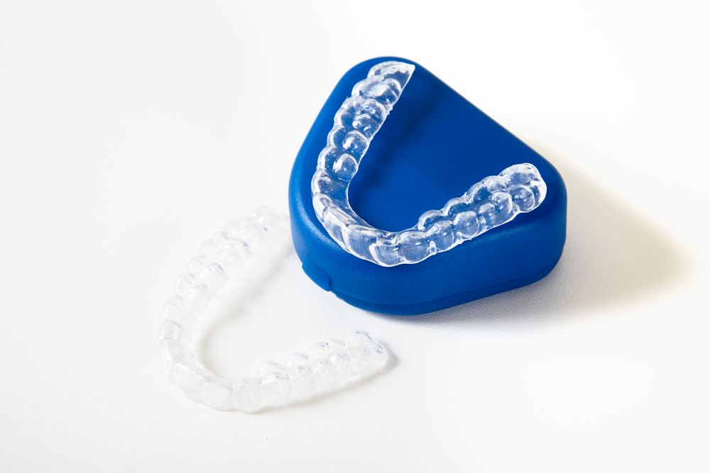 Konya Invisalign tedavisi için kullanılan şeffaf plakların dişler üzerindeki görünümü.