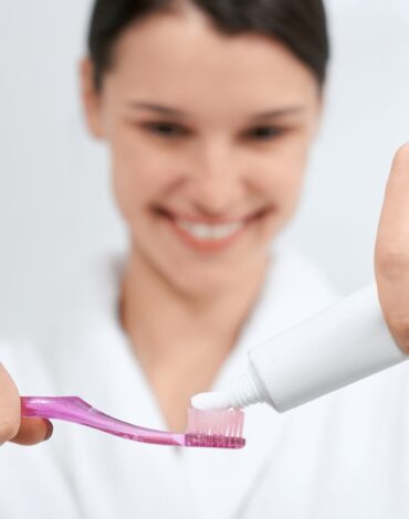 Sahur ve iftar sonrası diş fırçalama ve ağız bakımını gösteren bilgilendirici görsel.