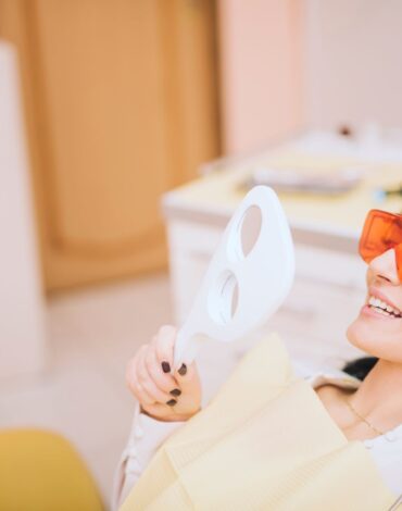 Profesyonel diş beyazlatma işlemini ve diş rengindeki değişimi gösteren dental uygulama görseli.