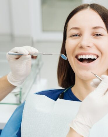 Diş hekimi muayenesinde ağız içi kontrol ve radyolojik değerlendirme sürecini gösteren dental muayene görseli.