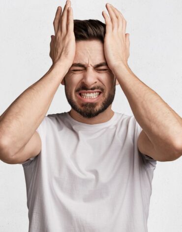 Strese bağlı diş sıkma ve çene kası gerilimini gösteren, ağız sağlığıyla ilişkili bilgilendirici görsel.