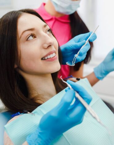 Kanal tedavili dişte içten beyazlatma uygulamasını ve renk değişimi değerlendirmesini gösteren dental görsel.
