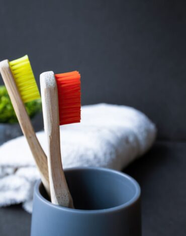 Farklı başlık ve kıllara sahip diş fırçalarını gösteren, doğru diş fırçası seçimini anlatan dental görsel.