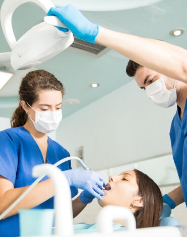 Diş hekimi muayenesi, planlama ve tedavi aşamalarını gösteren kapsamlı dental tedavi süreci görseli.