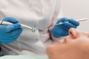 İmplant tedavi sürecini ve çene kemiğine yerleştirilen implant yapısını gösteren bilgilendirici dental görsel.