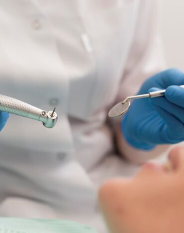 İmplant tedavi sürecini ve çene kemiğine yerleştirilen implant yapısını gösteren bilgilendirici dental görsel.