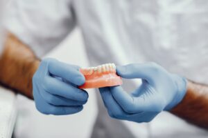 İmplant tedavisinin aşamalarını, cerrahi yerleştirme ve protez sürecini gösteren dental uygulama görseli.