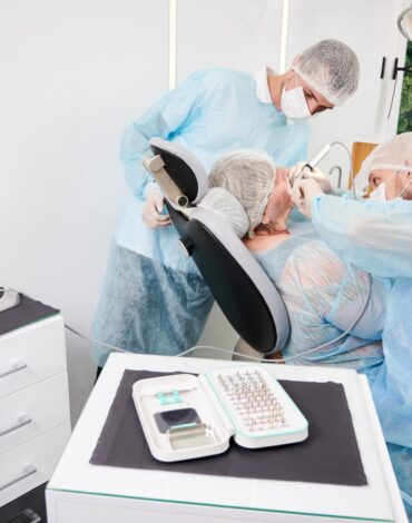 Tam dişsizlik durumunda uygulanan implant destekli sabit ve hareketli protez sistemlerini gösteren dental görsel.