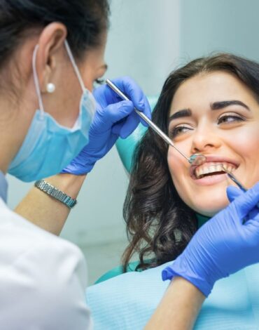 Diş eti kanaması yaşayan bireyde diş eti değerlendirmesi ve ağız sağlığı kontrolünü gösteren dental görsel.