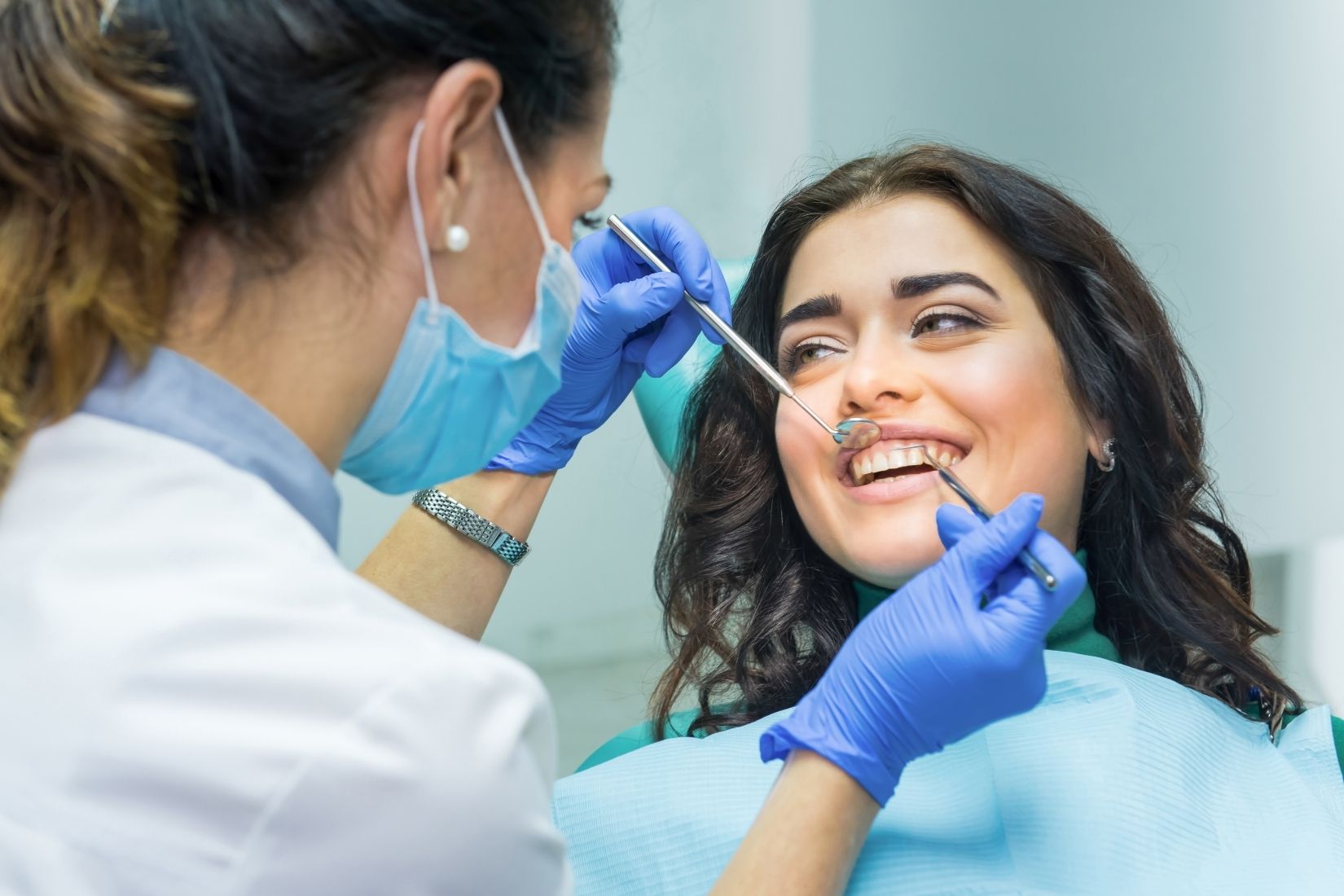 Diş eti kanaması yaşayan bireyde diş eti değerlendirmesi ve ağız sağlığı kontrolünü gösteren dental görsel.