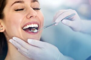 Yeni yapılmış diş dolgusu sonrası hassasiyet yaşayan dişi ve restoratif değerlendirme sürecini gösteren dental görsel.