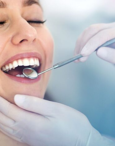 Yeni yapılmış diş dolgusu sonrası hassasiyet yaşayan dişi ve restoratif değerlendirme sürecini gösteren dental görsel.
