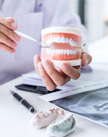 Diş hekimi muayene ortamını, klinik değerlendirmeyi ve hasta-hekim iletişimini gösteren profesyonel dental görsel.