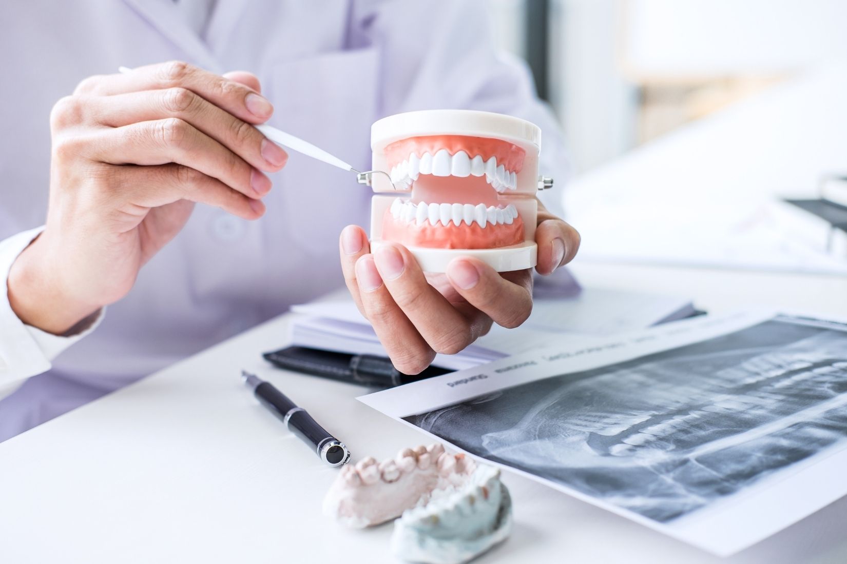 Diş hekimi muayene ortamını, klinik değerlendirmeyi ve hasta-hekim iletişimini gösteren profesyonel dental görsel.