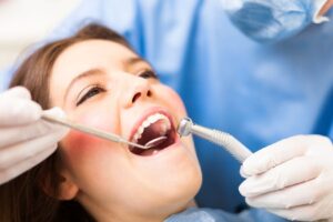 Diyabet hastasında implant planlamasını, çene kemiği değerlendirmesini ve ağız sağlığı sürecini gösteren dental görsel.