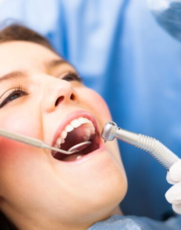 Diyabet hastasında implant planlamasını, çene kemiği değerlendirmesini ve ağız sağlığı sürecini gösteren dental görsel.