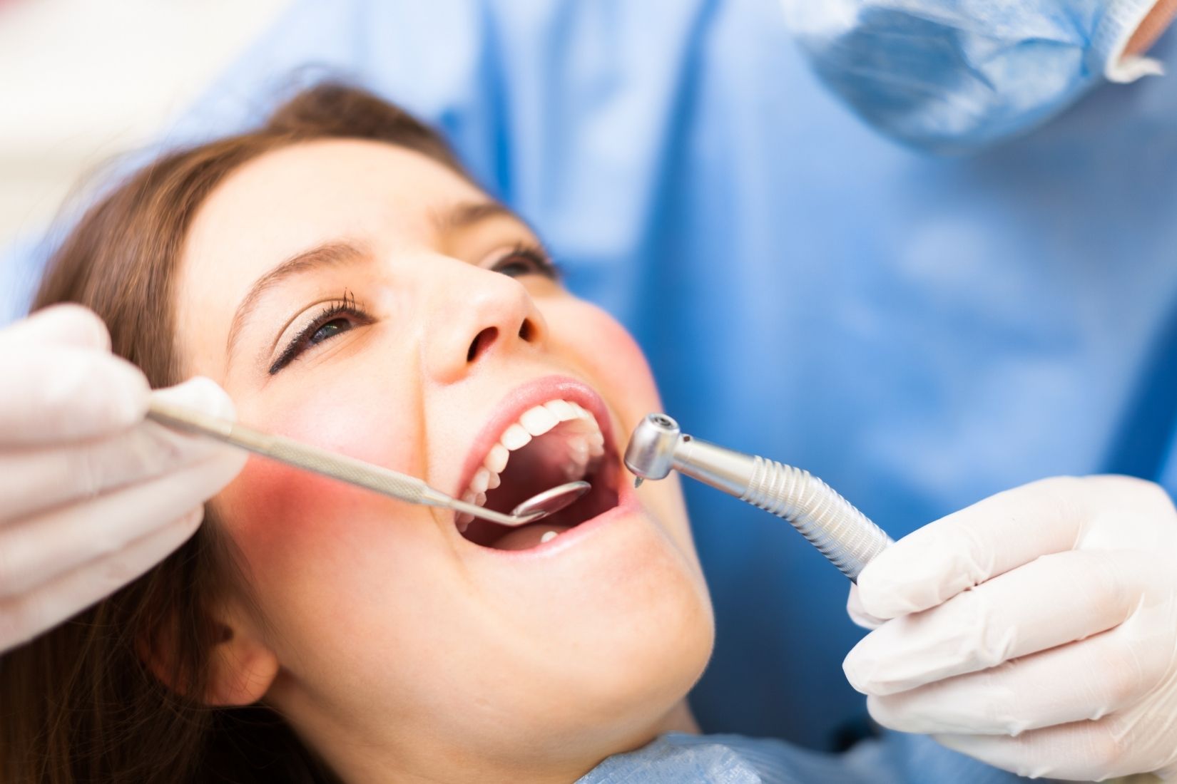 Diyabet hastasında implant planlamasını, çene kemiği değerlendirmesini ve ağız sağlığı sürecini gösteren dental görsel.