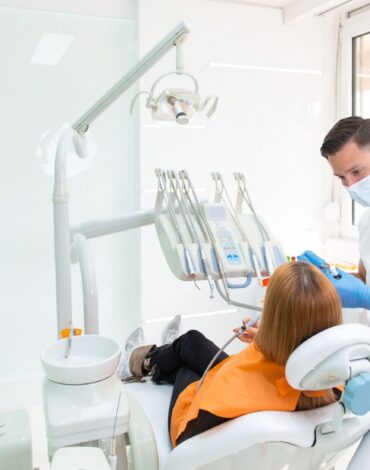 Diyabet hastasında implant değerlendirmesi, çene kemiği analizi ve ağız sağlığı planlamasını gösteren görsel.