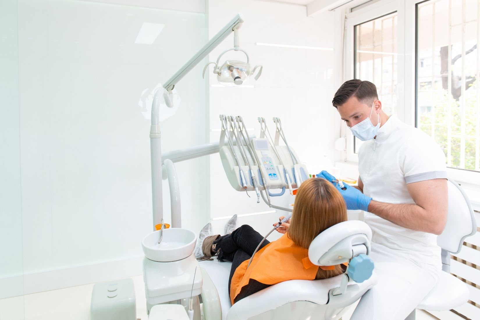 Diyabet hastasında implant değerlendirmesi, çene kemiği analizi ve ağız sağlığı planlamasını gösteren görsel.