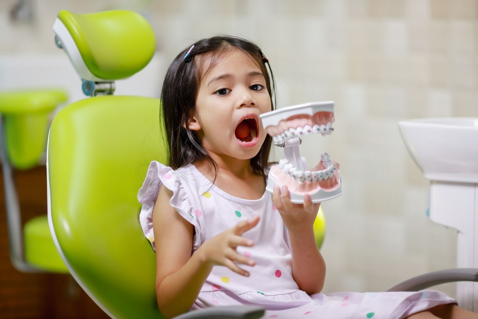 Azı dişlerinin çiğneme yüzeylerine uygulanan fissür örtücü işlemini gösteren dental görsel.