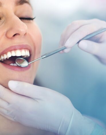 Gülüş tasarımı planlamasında diş, diş eti ve yüz oranlarının değerlendirildiği dental analiz görseli.