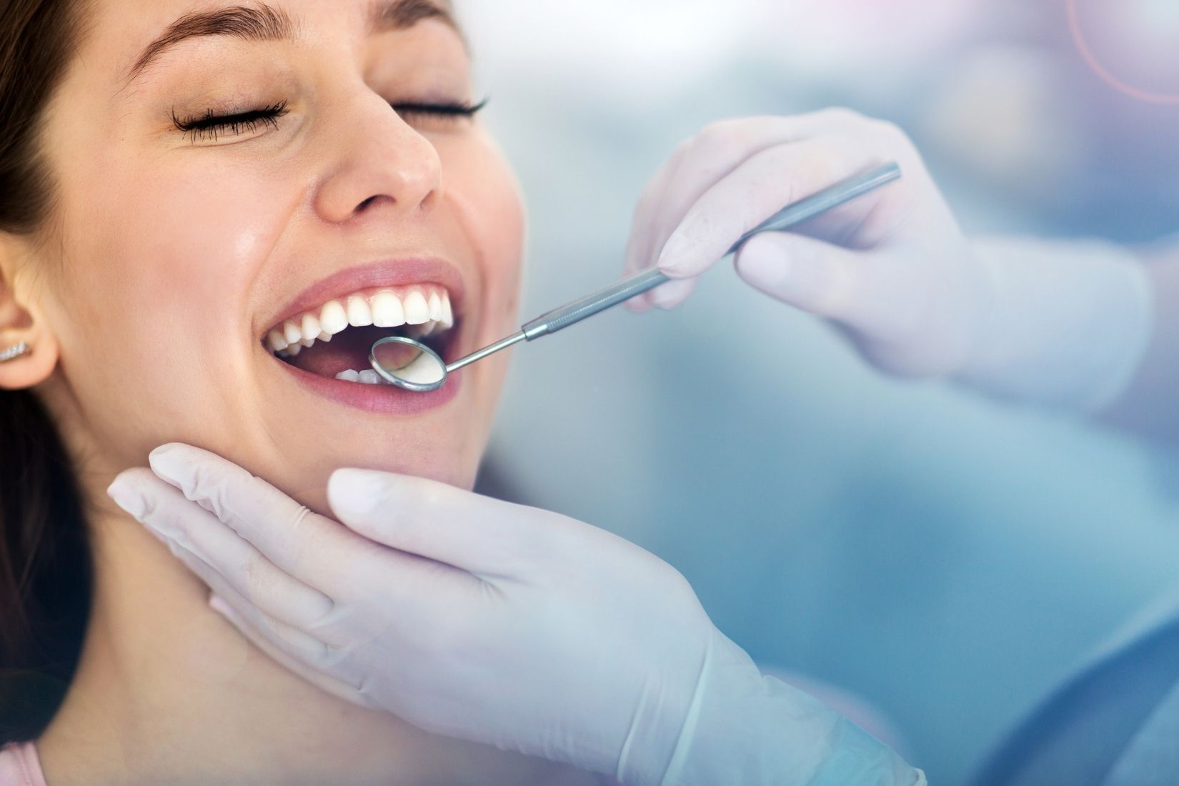 Gülüş tasarımı planlamasında diş, diş eti ve yüz oranlarının değerlendirildiği dental analiz görseli.