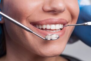 Çene kemiği değerlendirmesi, kemik kaybı analizi ve implant planlamasını gösteren dental görüntü.