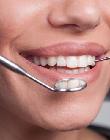 Çene kemiği değerlendirmesi, kemik kaybı analizi ve implant planlamasını gösteren dental görüntü.