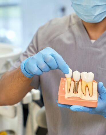 Dental implant çevresindeki diş eti dokusunun kontrolü ve ağız bakımını gösteren klinik görsel.