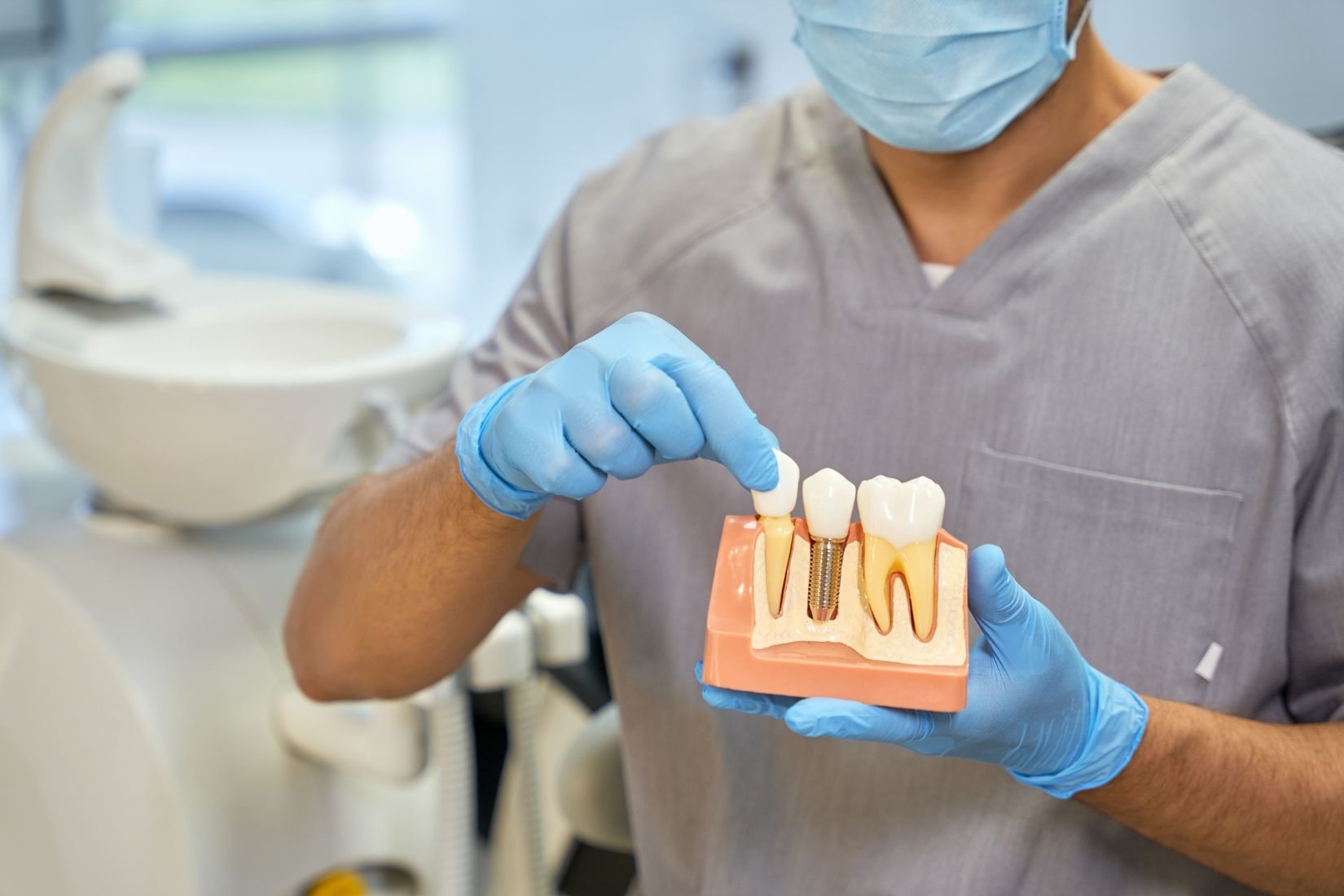 Dental implant çevresindeki diş eti dokusunun kontrolü ve ağız bakımını gösteren klinik görsel.