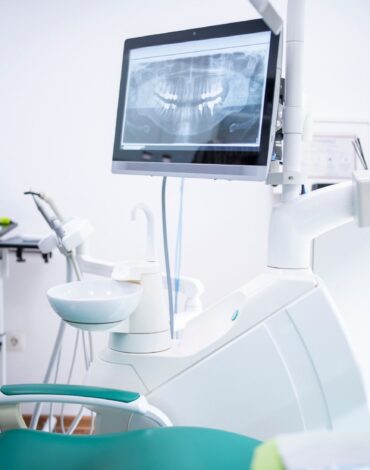 Diş, diş eti ve ağız dokularının klinik muayene sırasında ayrıntılı olarak değerlendirilmesini gösteren dental görsel.